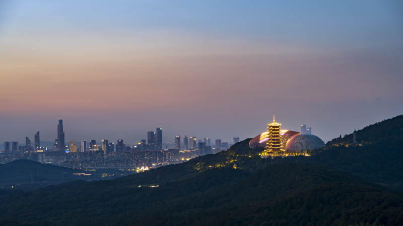 南京城市夜景山间灯火图片