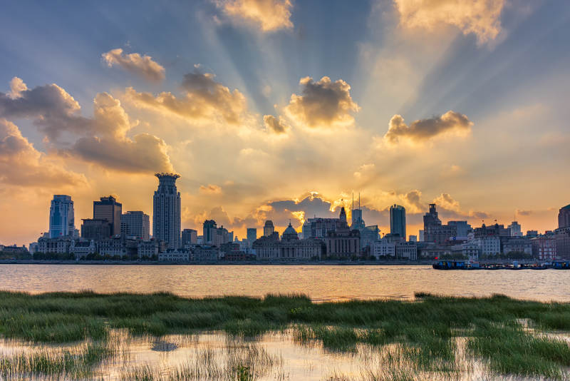 上海外滩城市晨晚霞水光图片