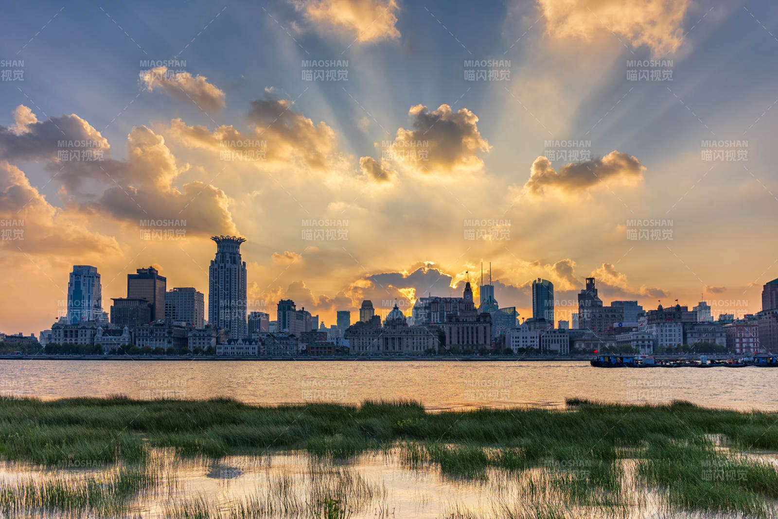 上海外滩城市晨晚霞水光图片