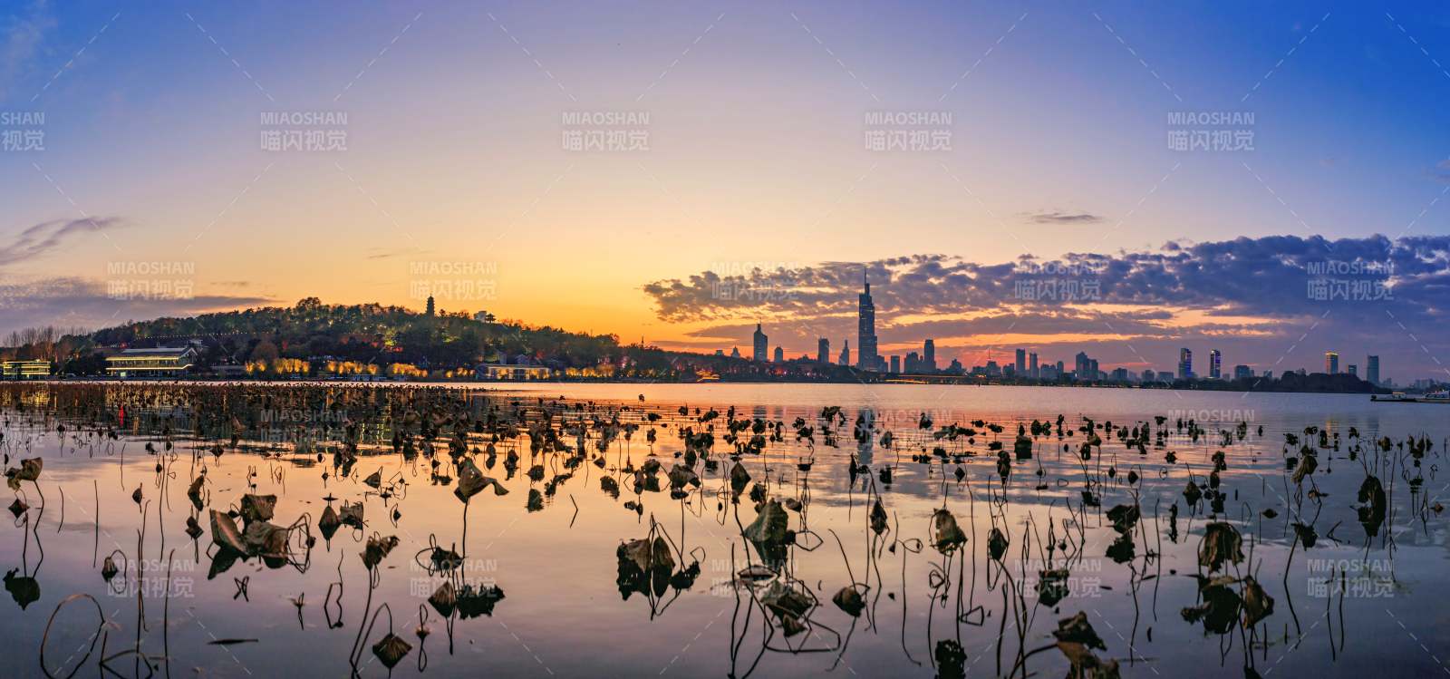 南京湖畔城市日落美景图片