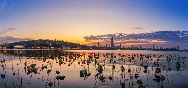 南京湖畔城市日落美景图片