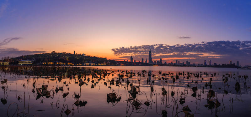 南京湖畔城市暮色图片
