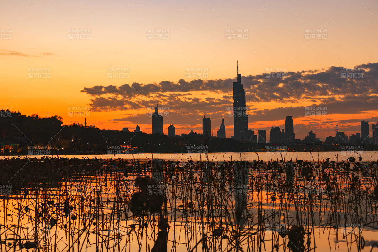 南京城市黄昏倒影图片