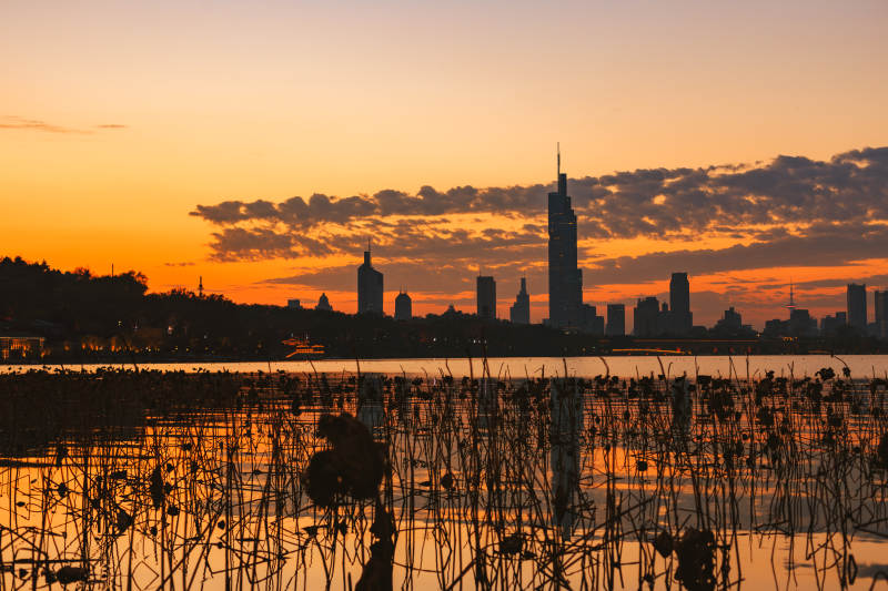 南京城市黄昏倒影图片