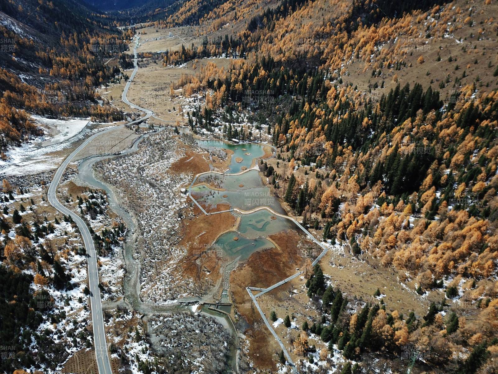 四姑娘山双桥沟秋山湖景航拍图图片