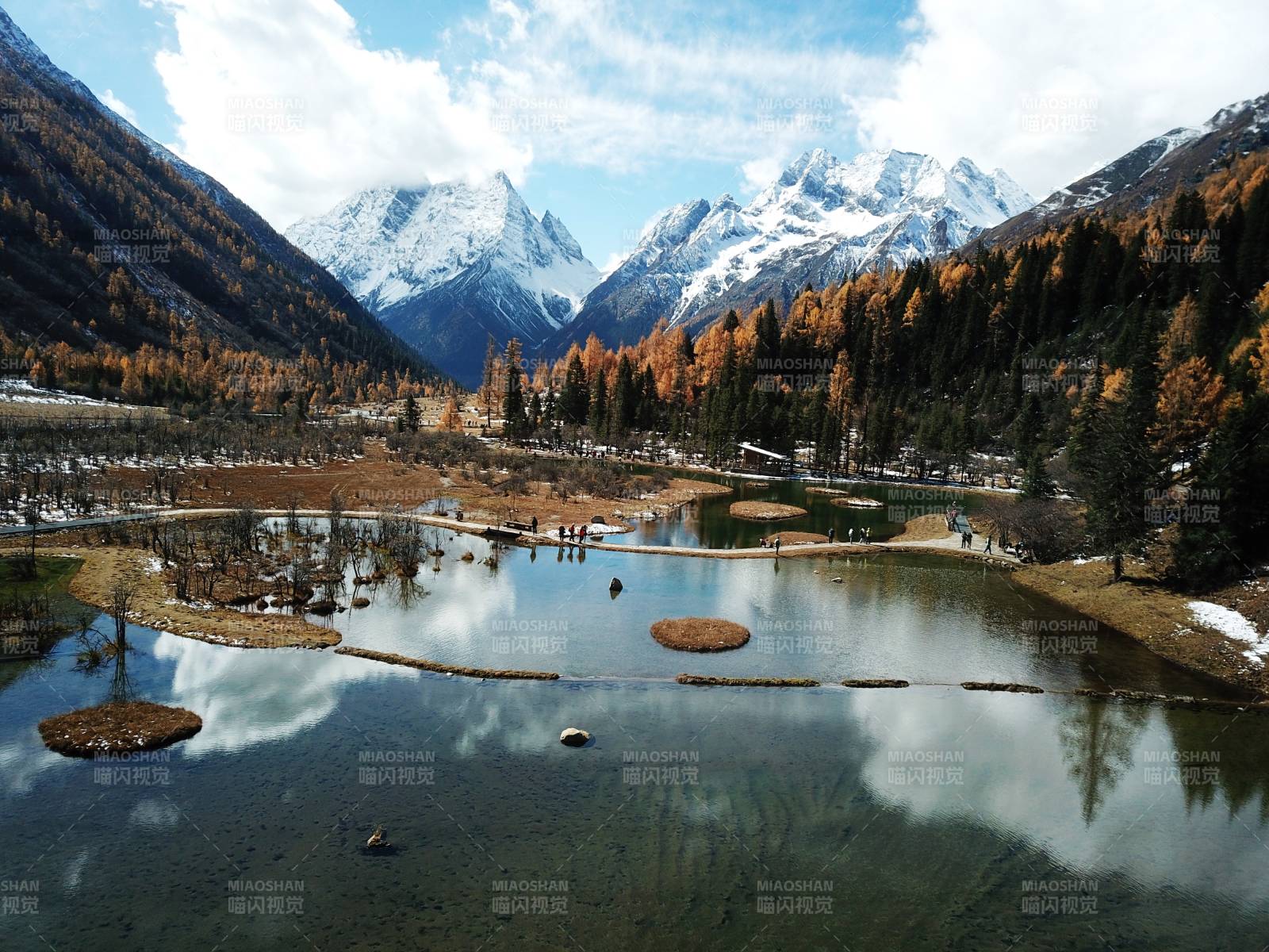 四姑娘山双桥沟雪山倒影湖光秋色图片