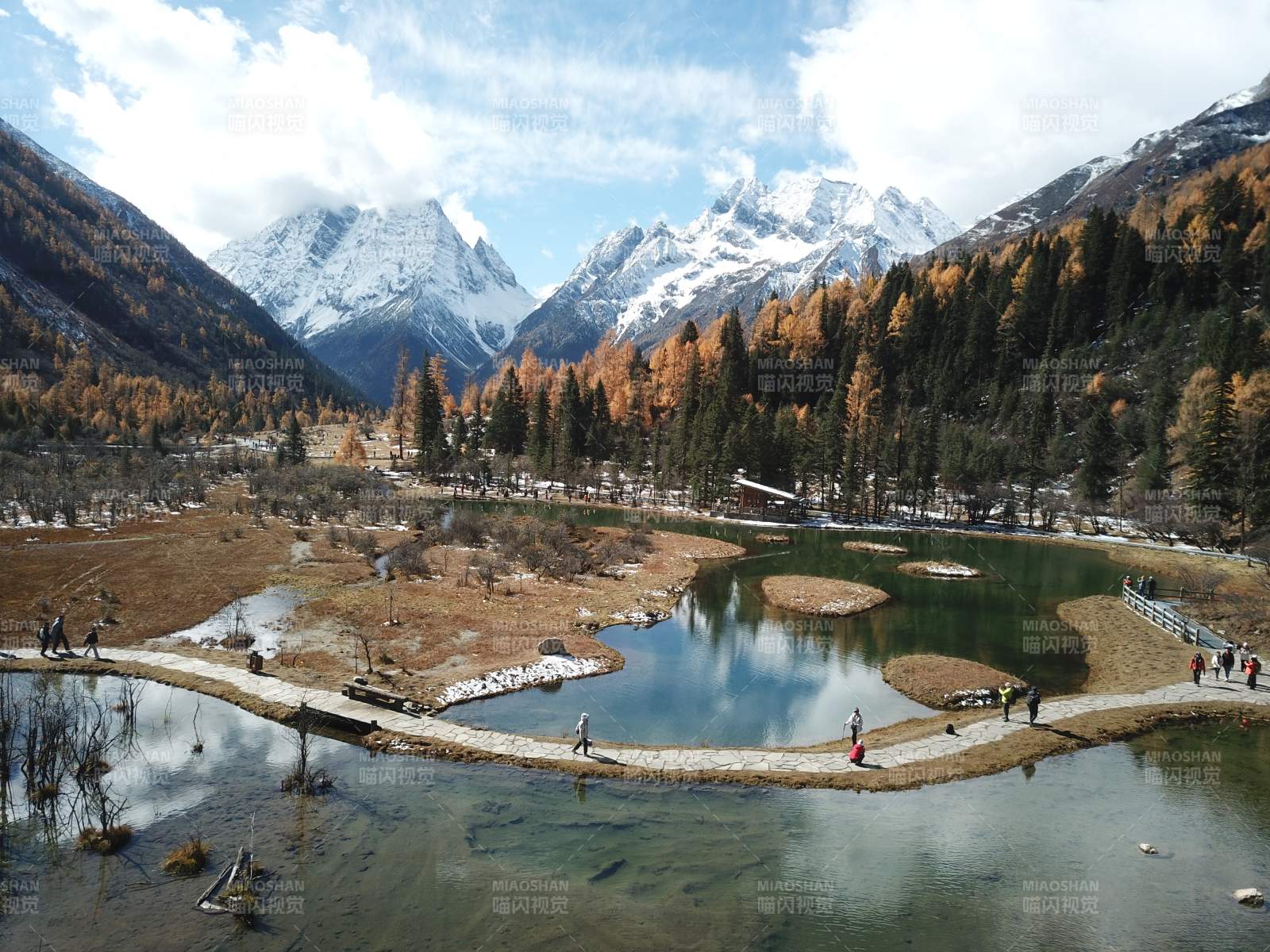 四姑娘山双桥沟雪山湖畔秋景图片