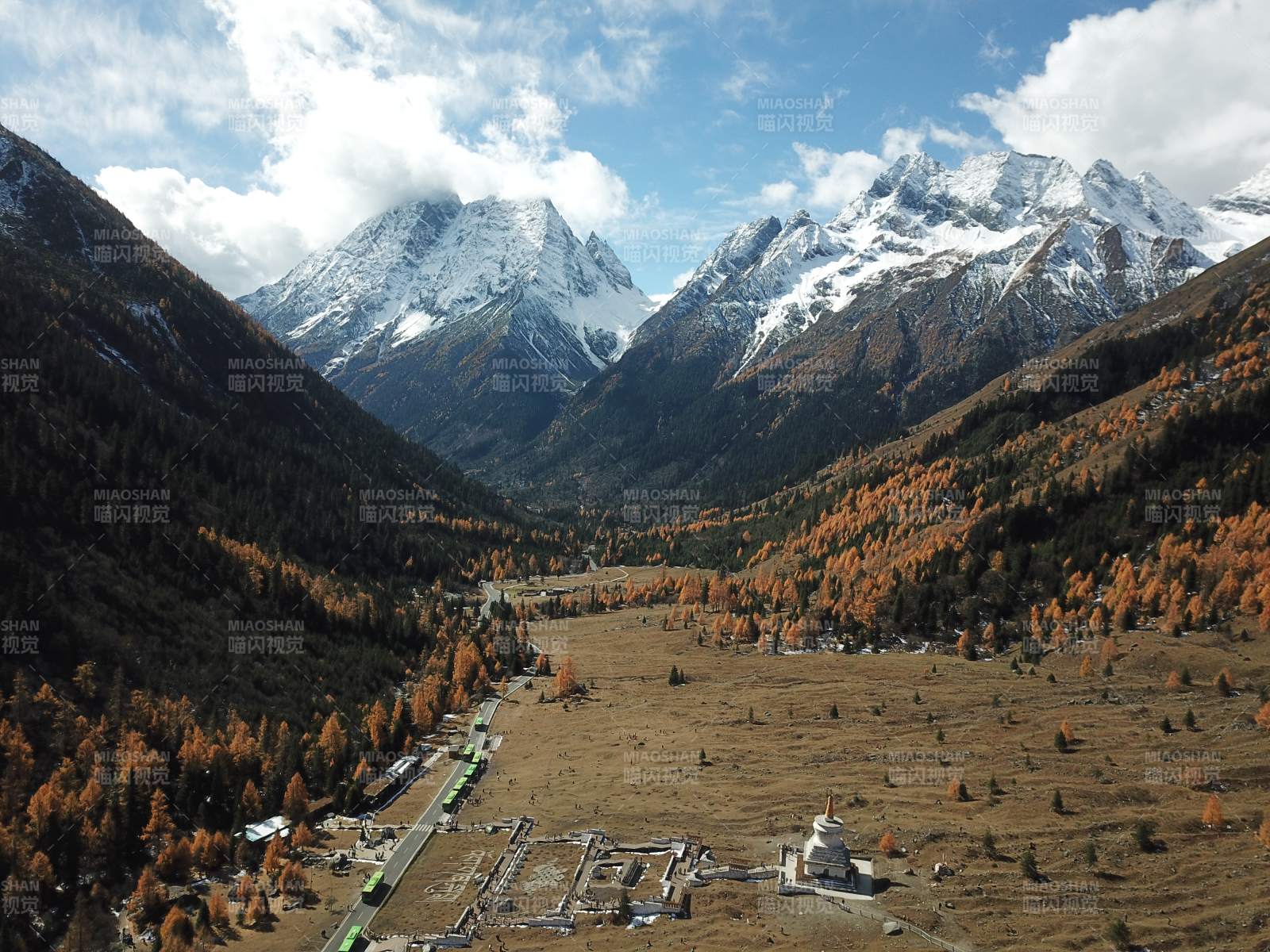 四姑娘山双桥沟雪山秋谷风光图片