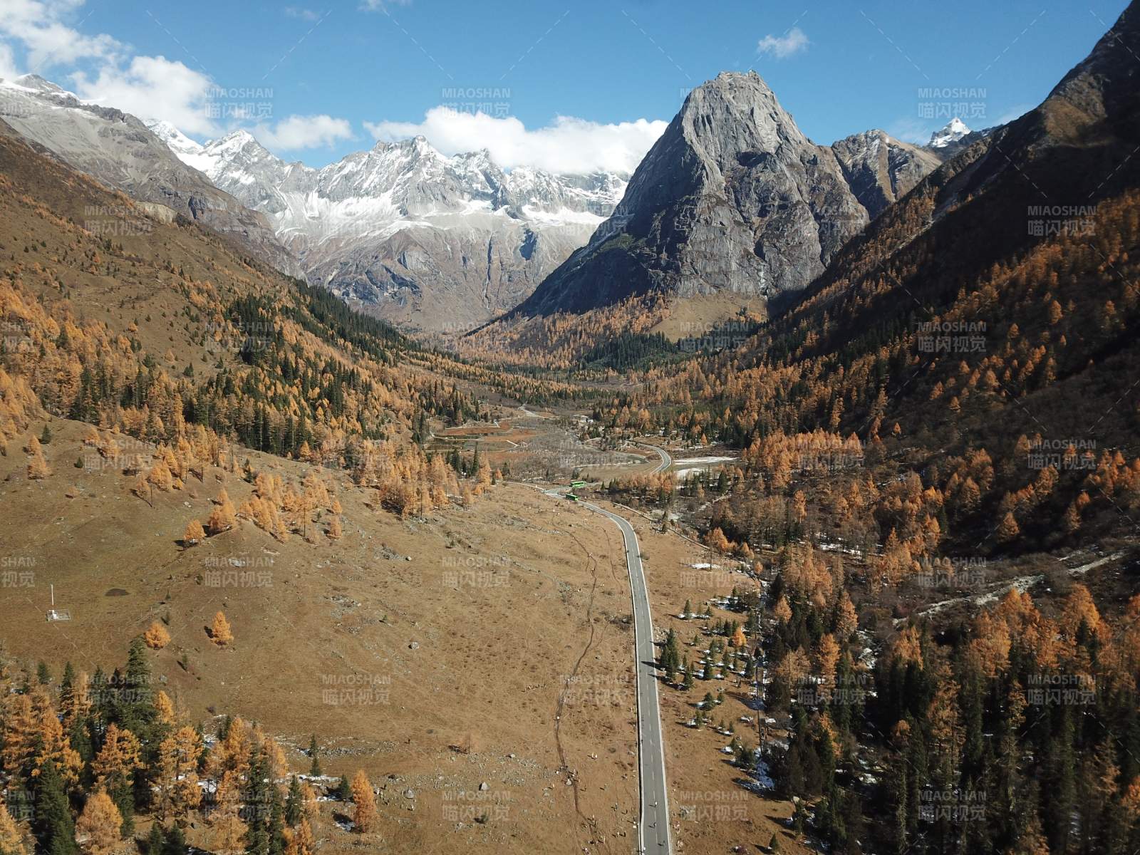 四姑娘山双桥沟秋日山谷风光图片