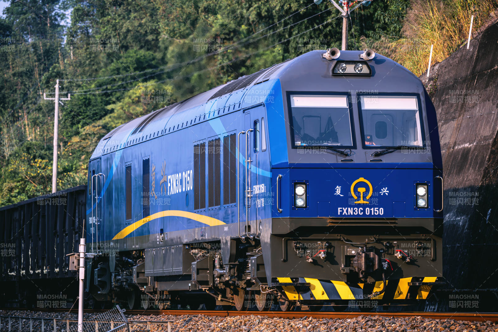 蓝色货运列车行驶中图片