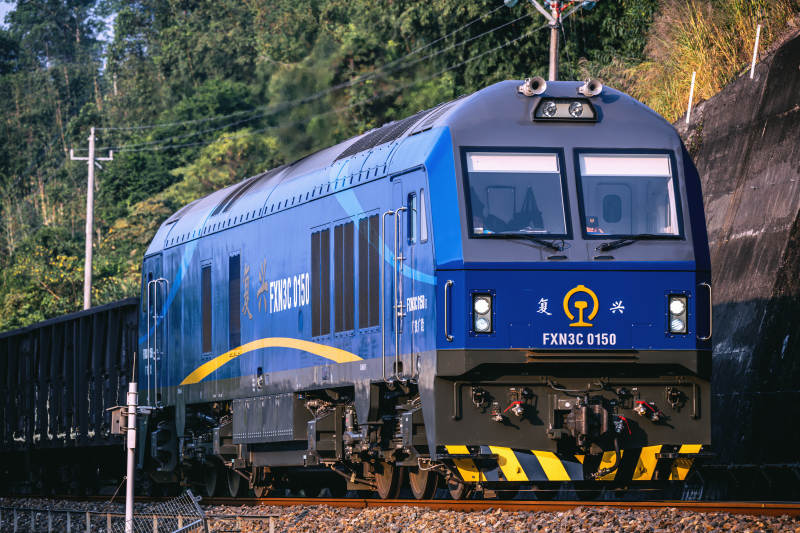 蓝色货运列车行驶中图片