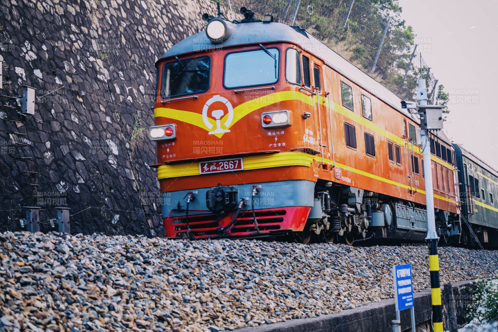 橙色火车穿行山间图片