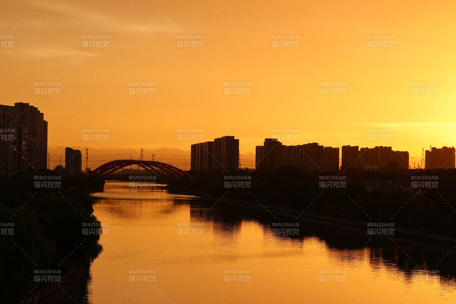 夕阳下的城市剪影图片