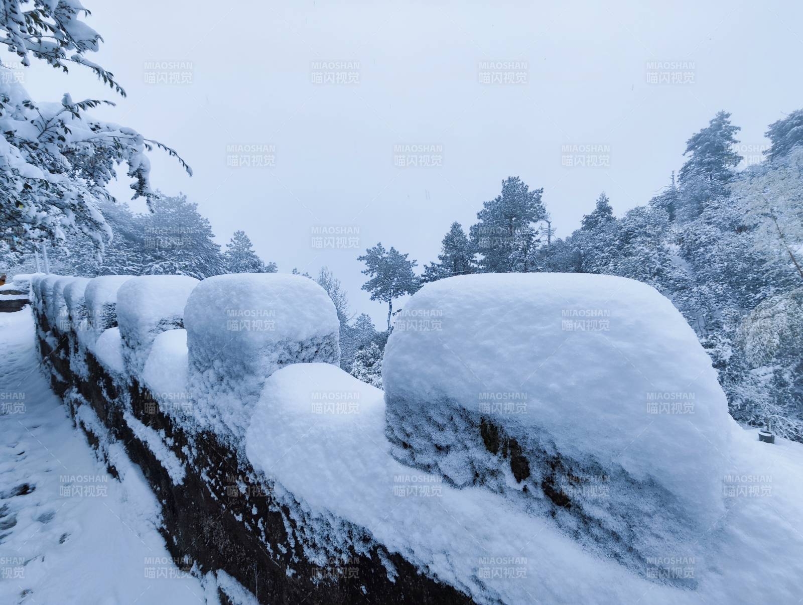 雪覆石墙静谧冬景 | 冬日灵山脚下图片