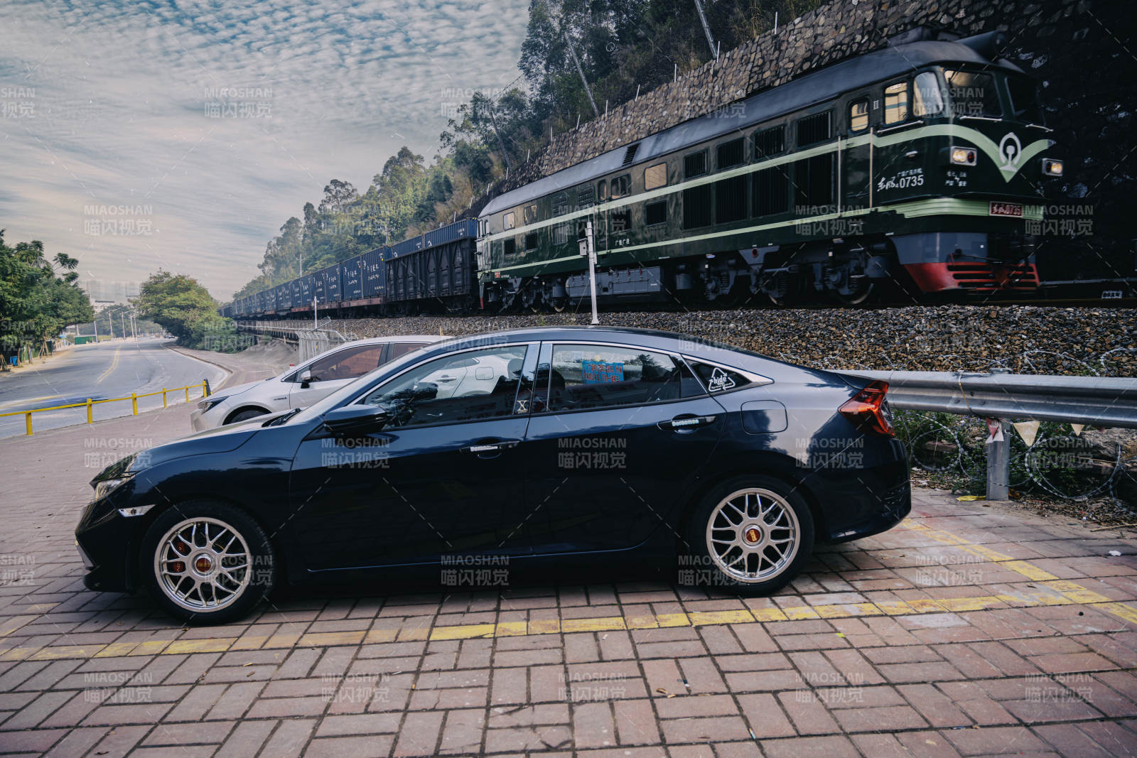 火车旁的黑色轿车图片