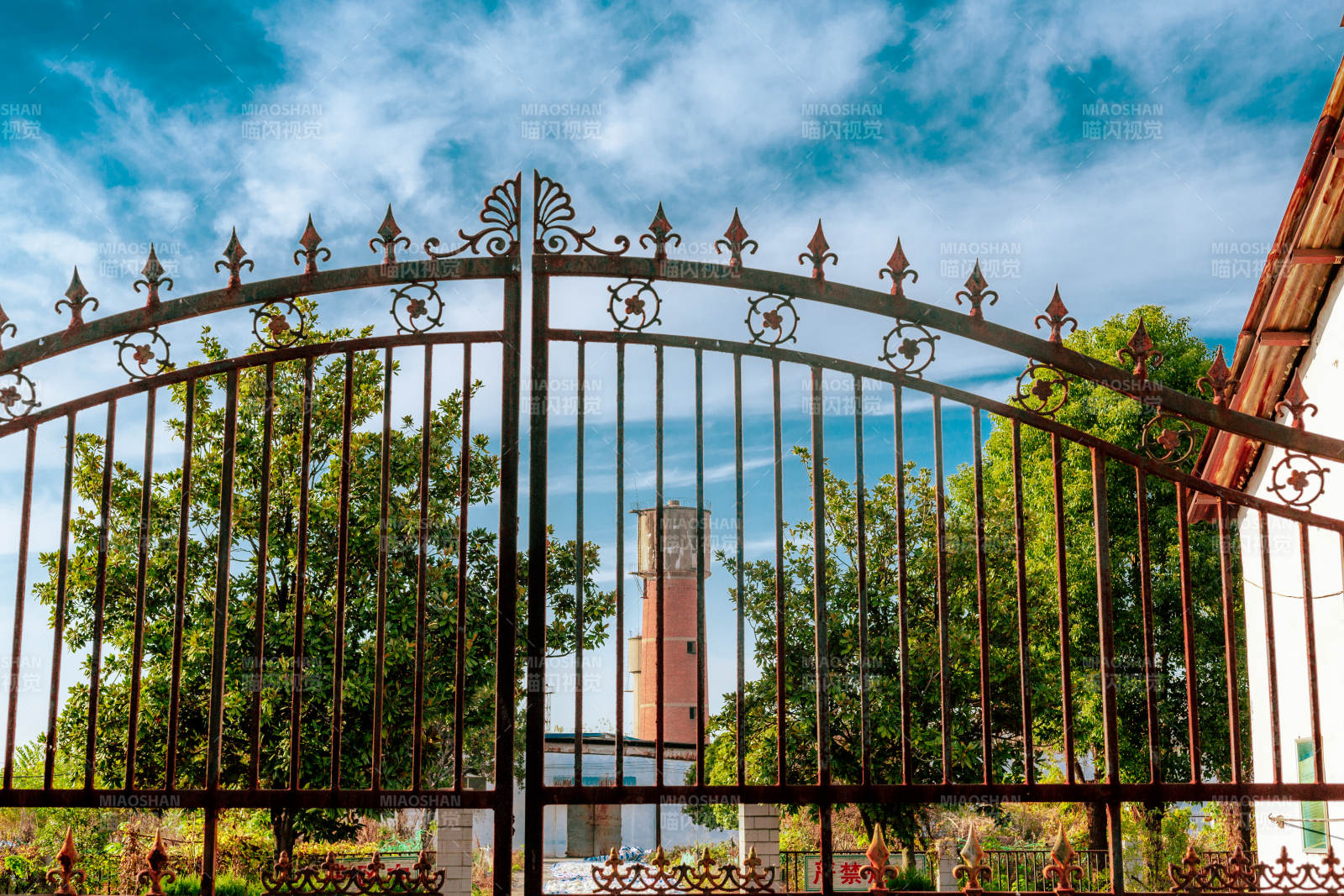 铁艺大门映蓝天图片