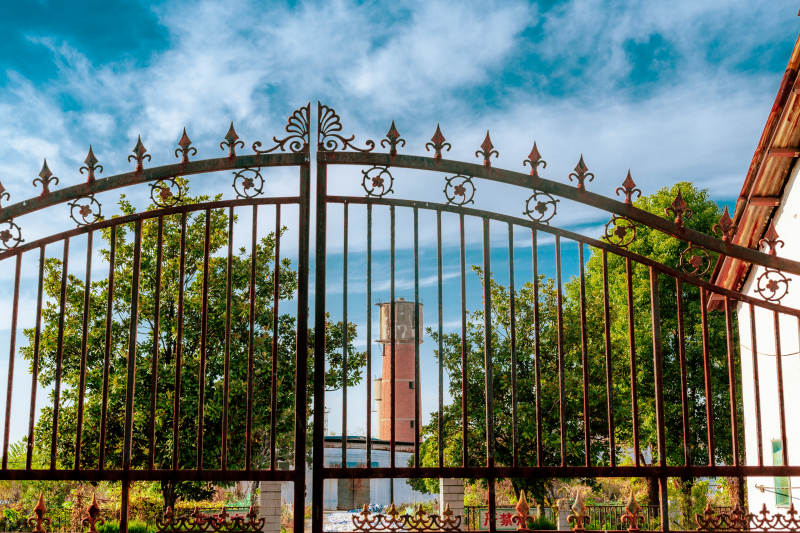 铁艺大门映蓝天图片