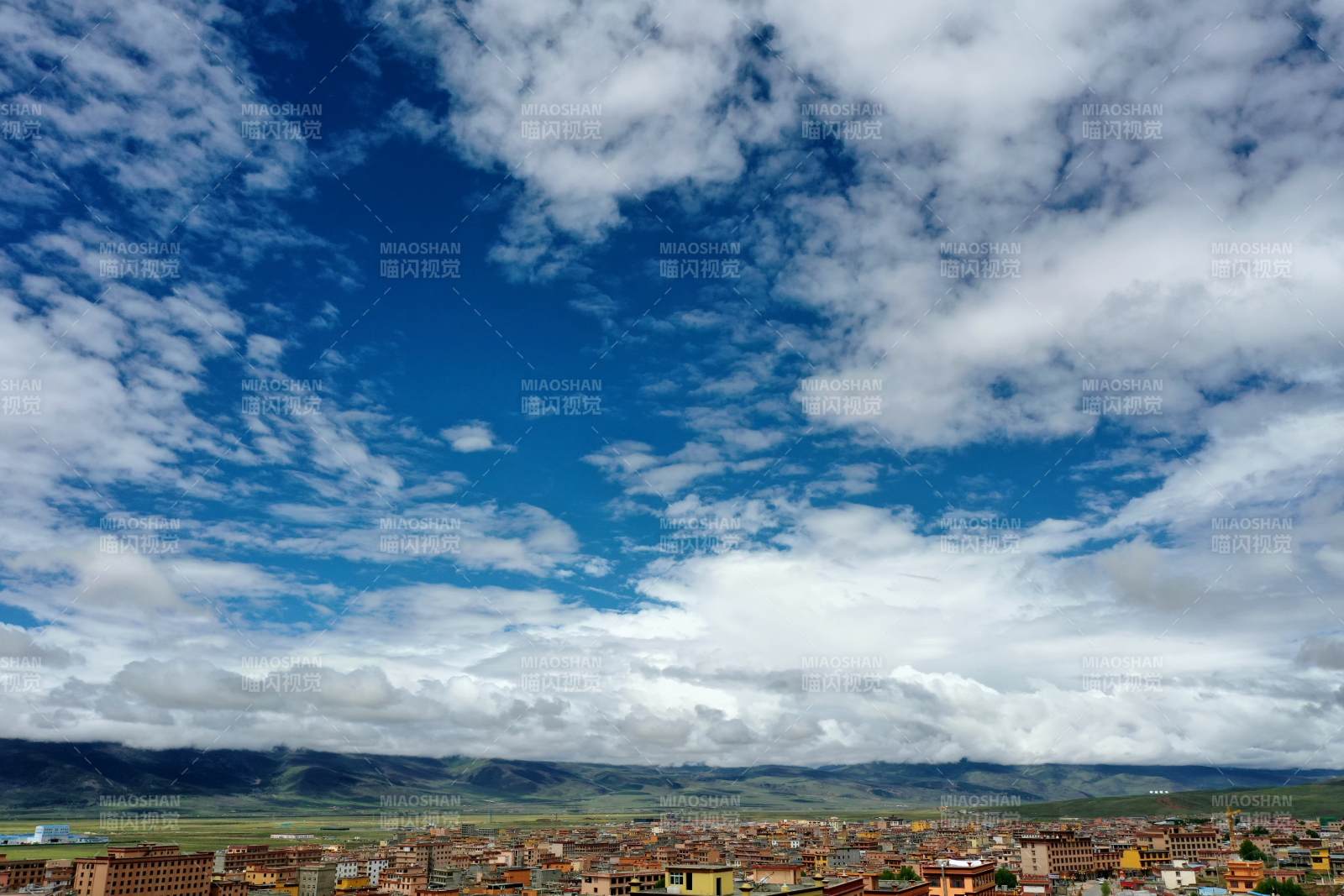 蓝天白云下的世界高城理塘图片