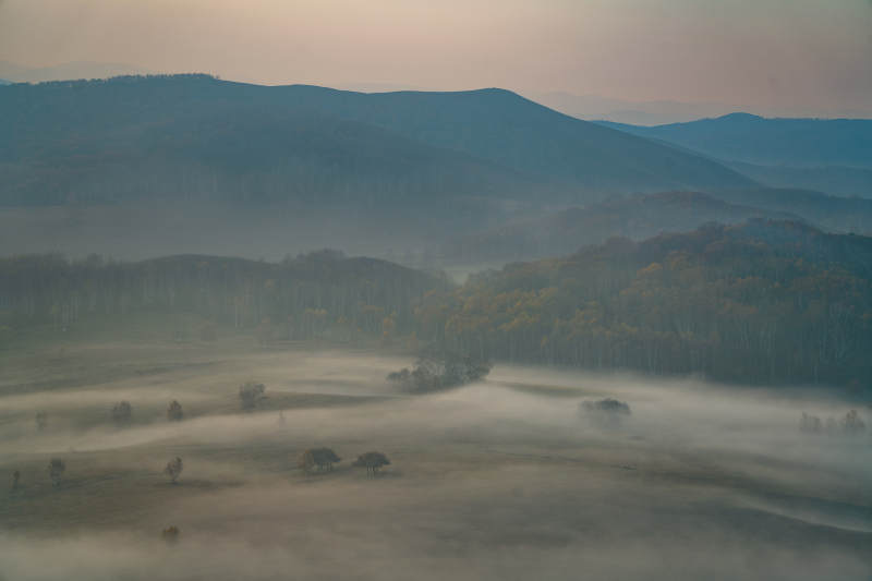 晨雾中的山野清晨图片