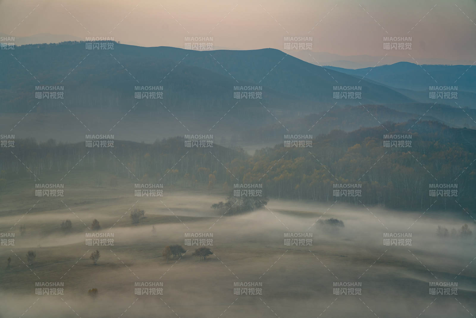 晨雾中的山野清晨图片