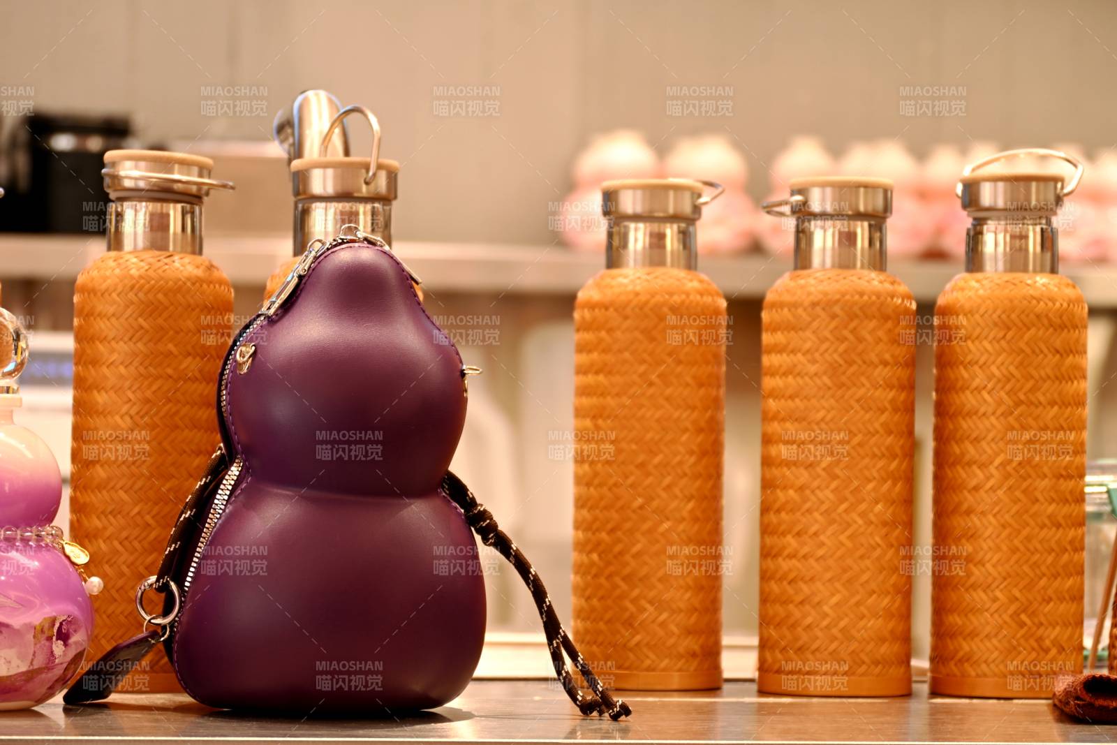 葫芦水壶与橙色保温瓶图片