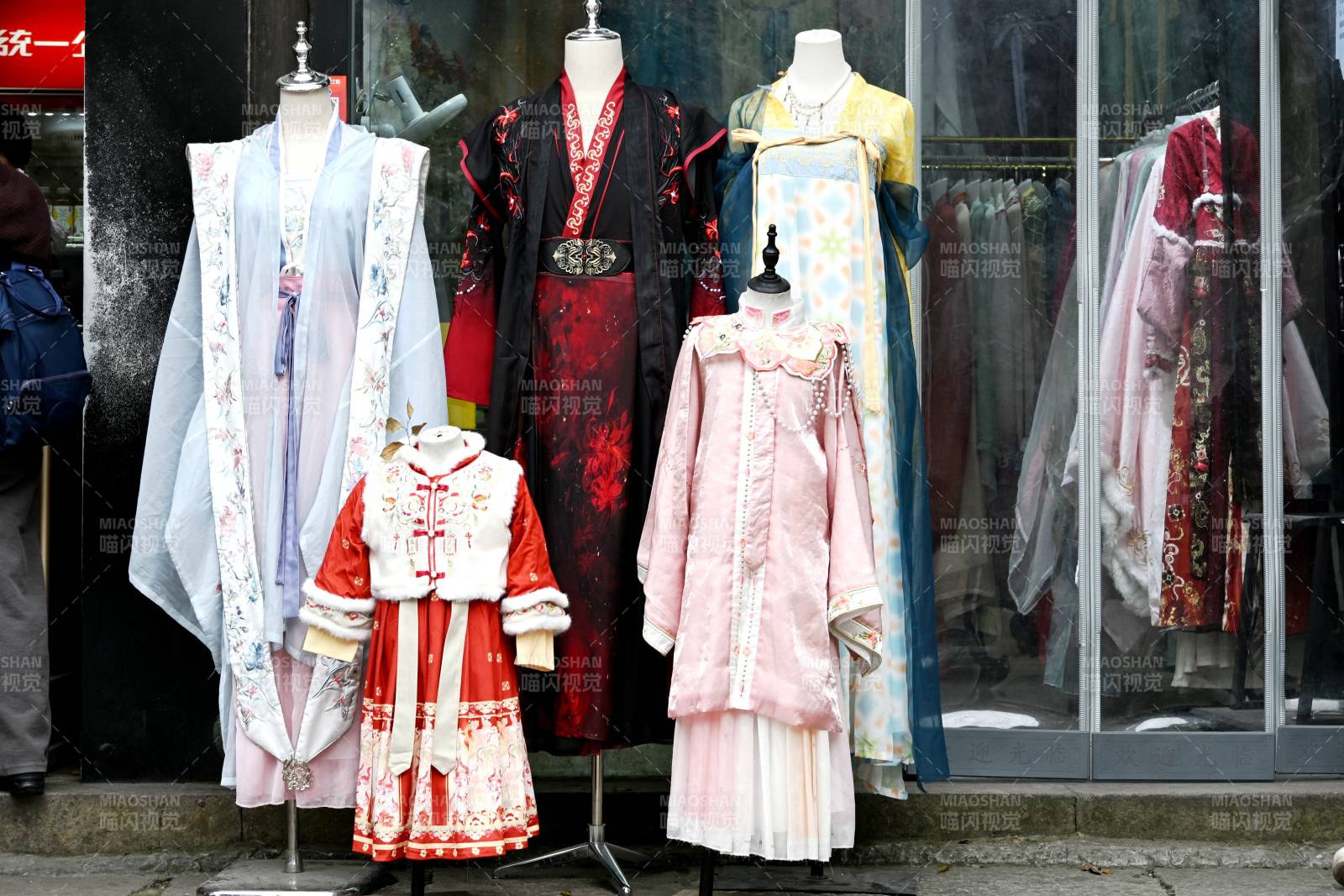 传统服饰展示图片