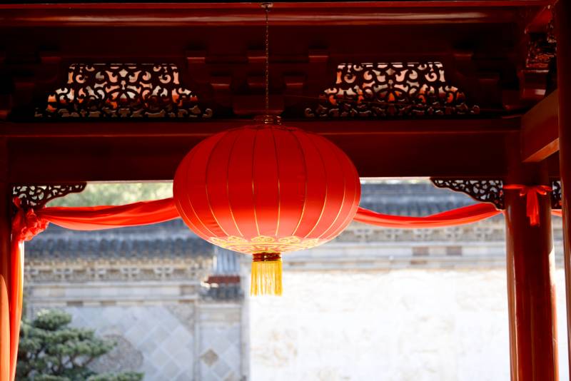 红灯笼映古檐图片