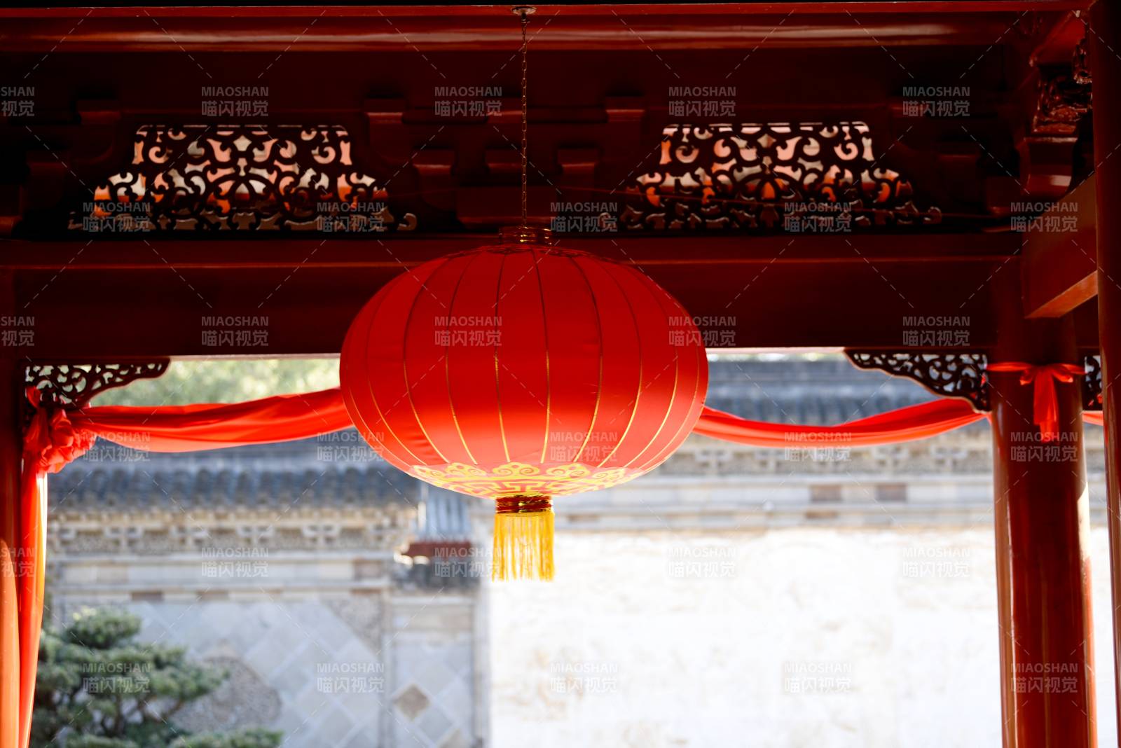 红灯笼映古檐图片