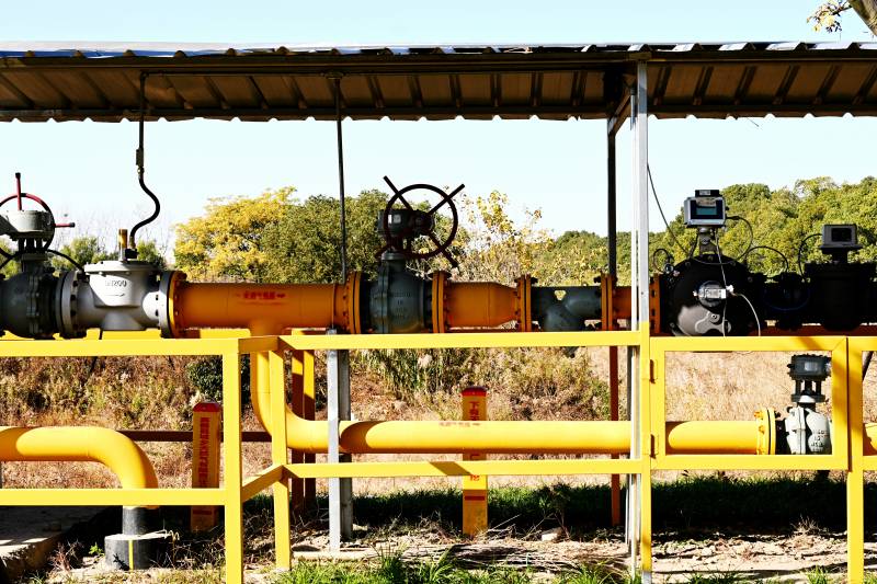 黄色管道燃气设备站图片