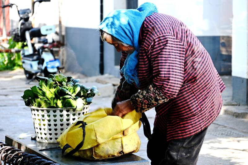 街头卖菜的老妇人图片