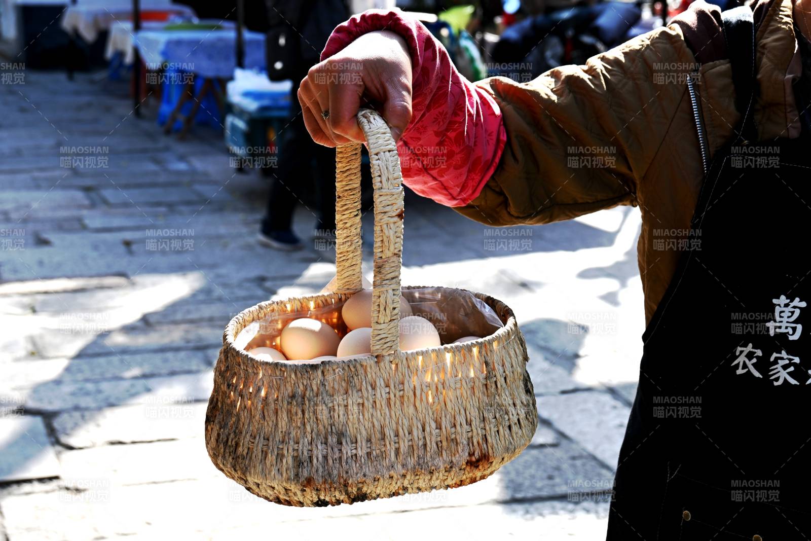 竹篮装蛋 街头售卖图片
