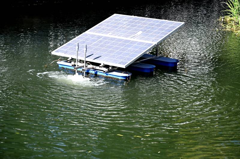 水上太阳能增氧净水器图片