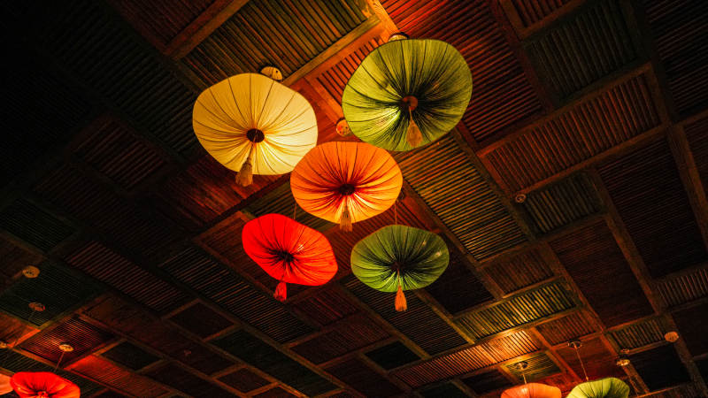 彩伞悬顶 光影斑斓图片