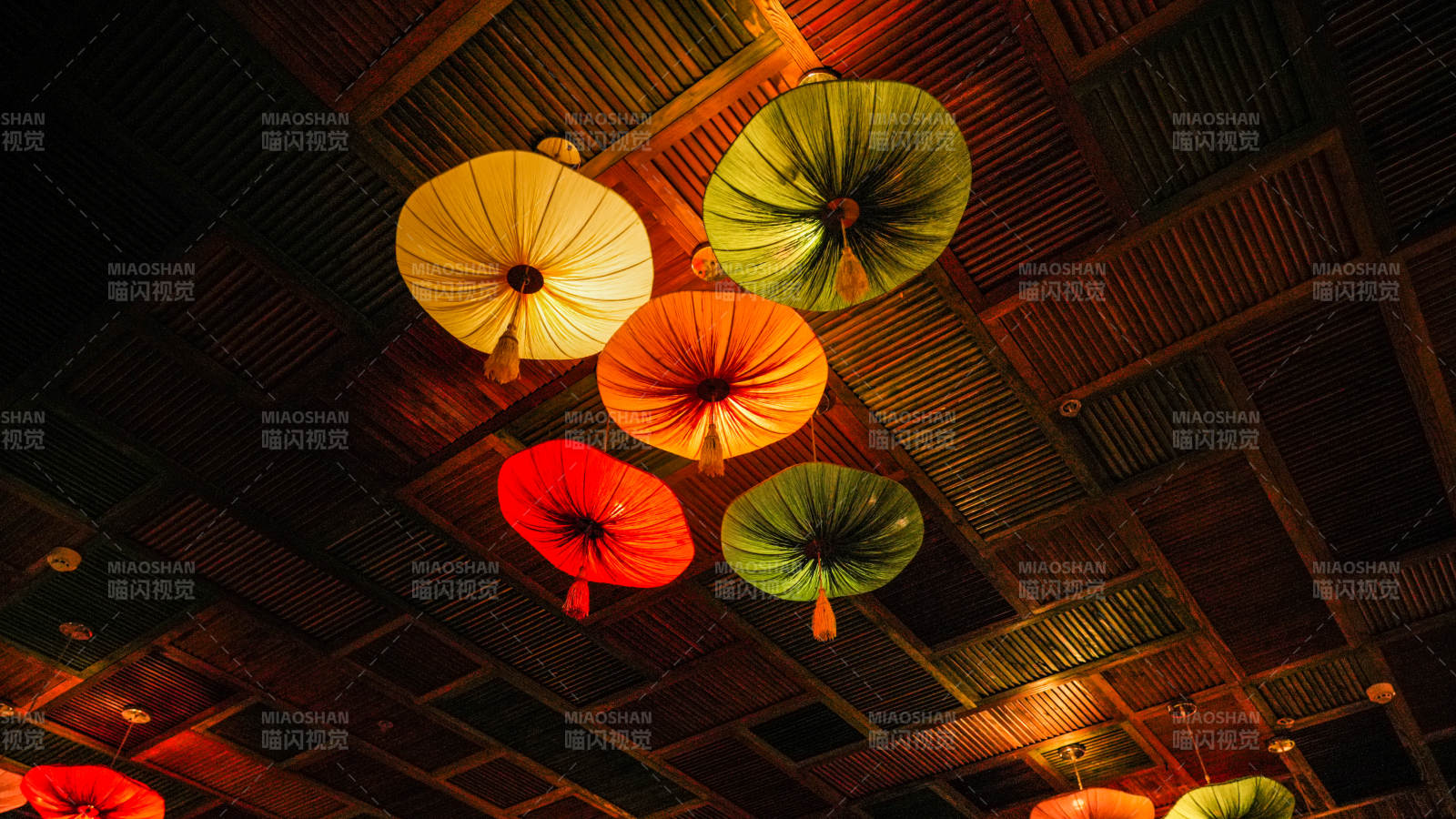 彩伞悬顶 光影斑斓图片