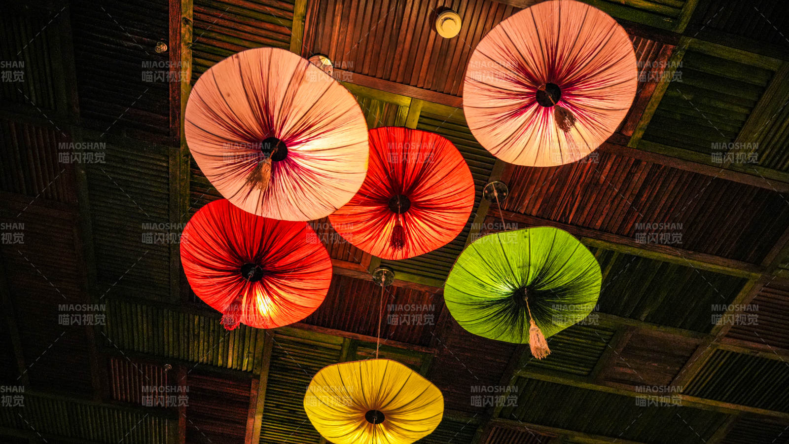 彩伞悬顶 光影斑斓图片