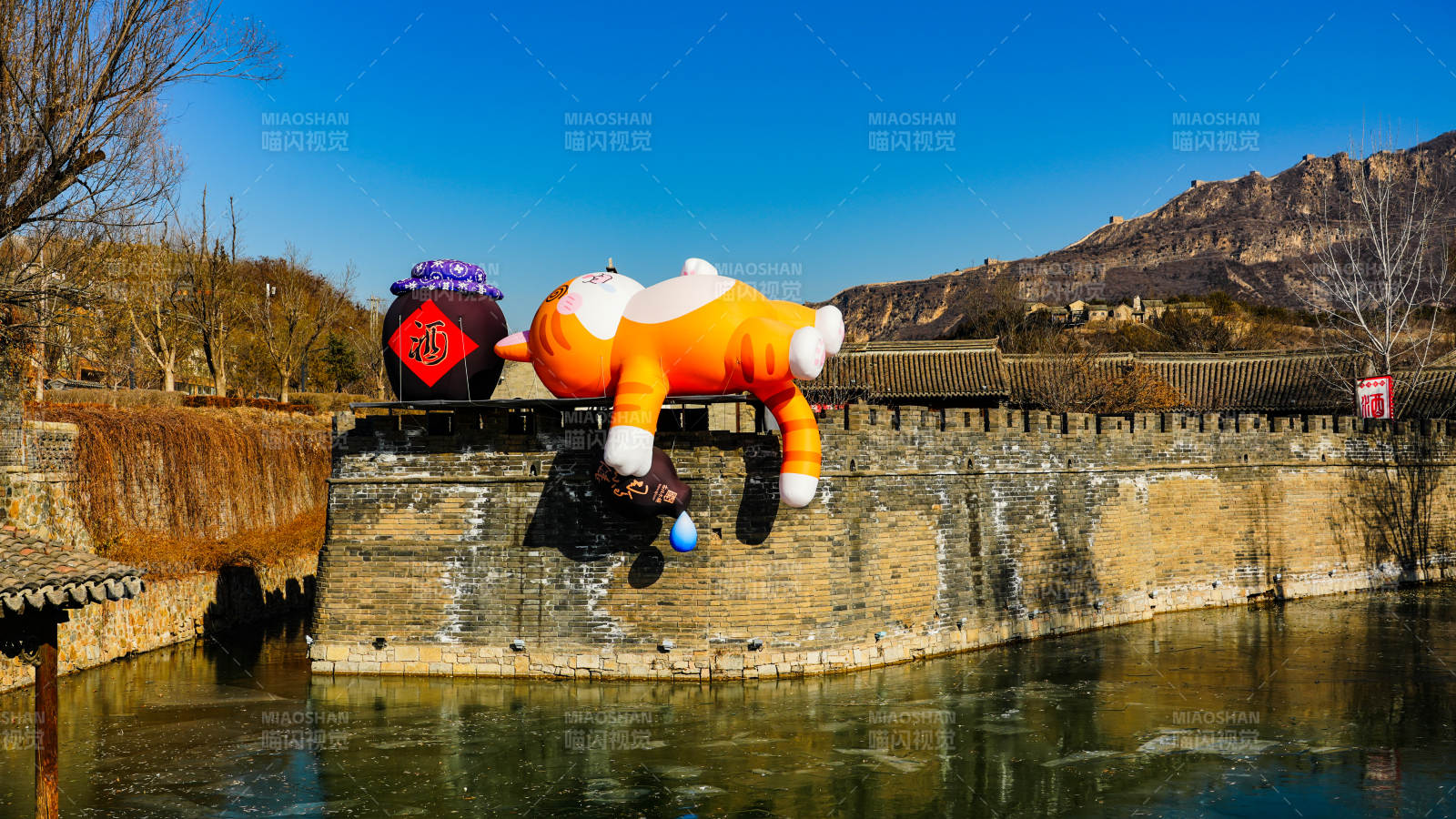 古北水镇醉猫躺墙图片