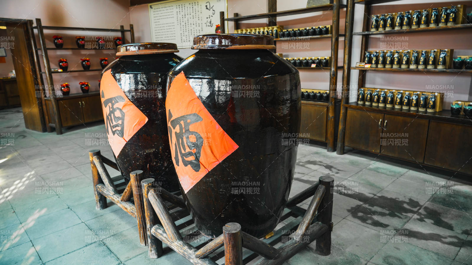 酒坛陈列室图片