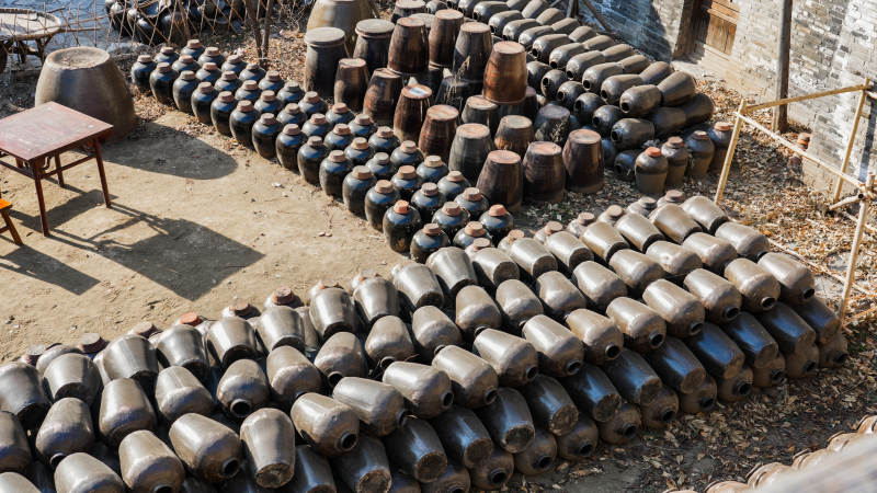 古北水镇酒坛整齐排列图片