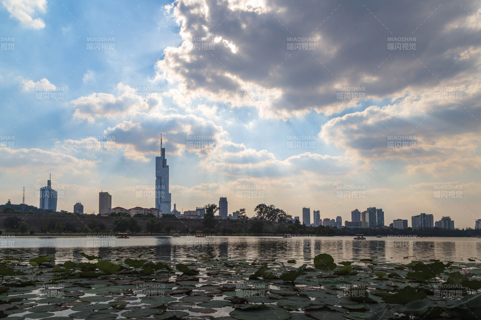 南京城市湖景云影图片