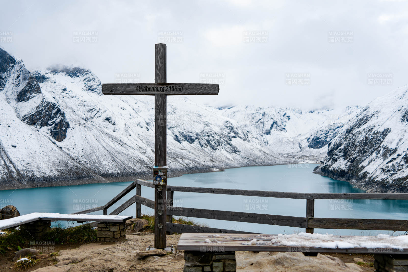 奥地利雪山湖畔十字架图片