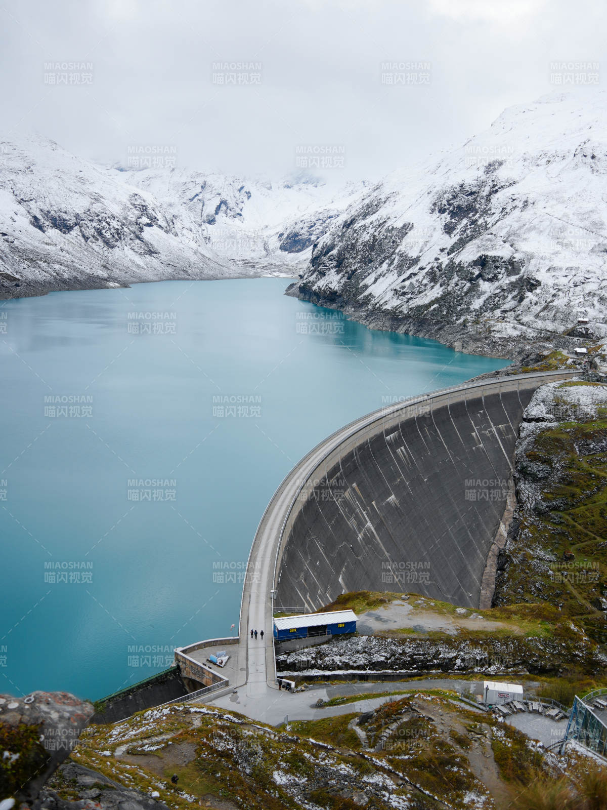 奥地利雪山湖畔大坝图片