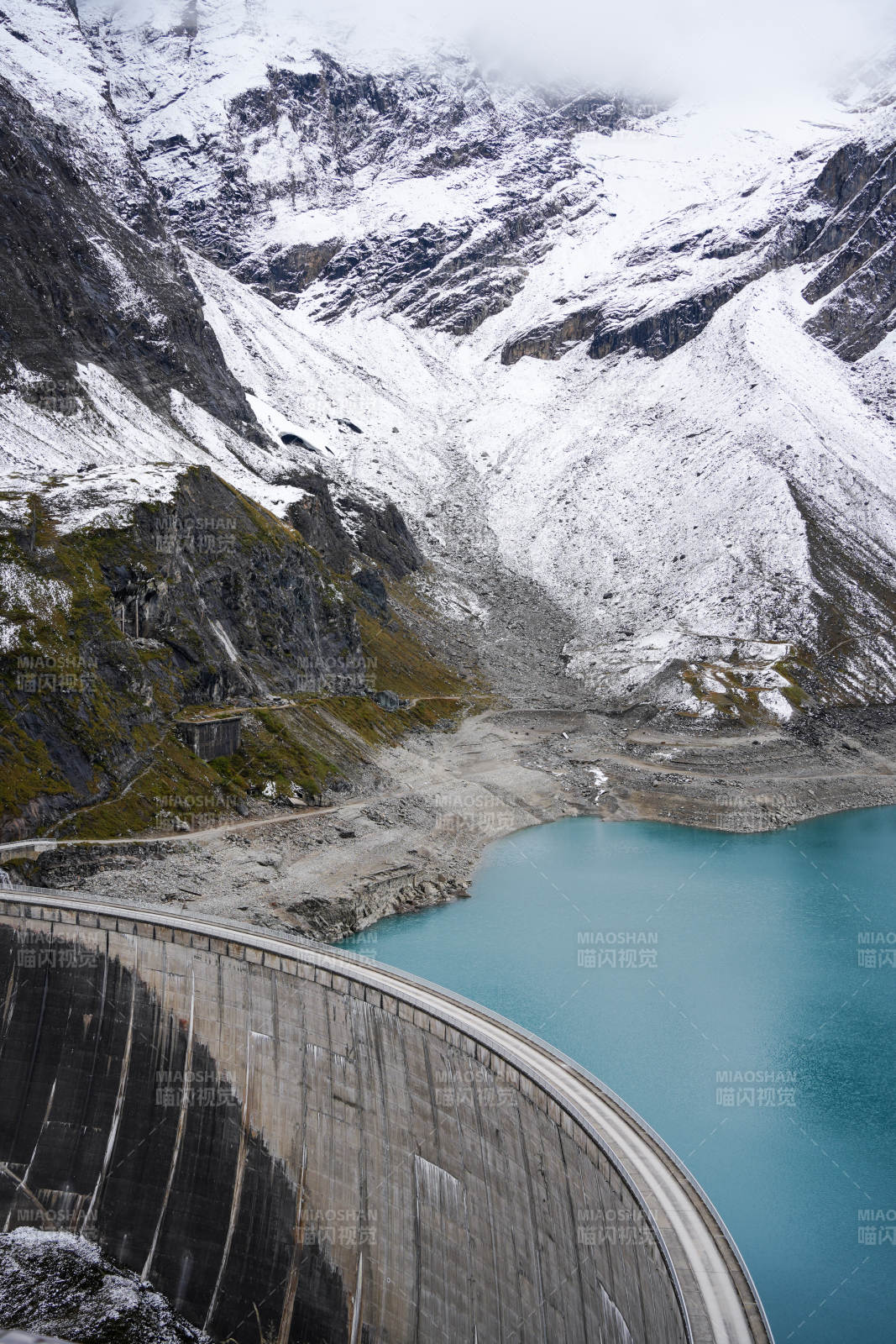 奥地利雪山下的水库大坝图片
