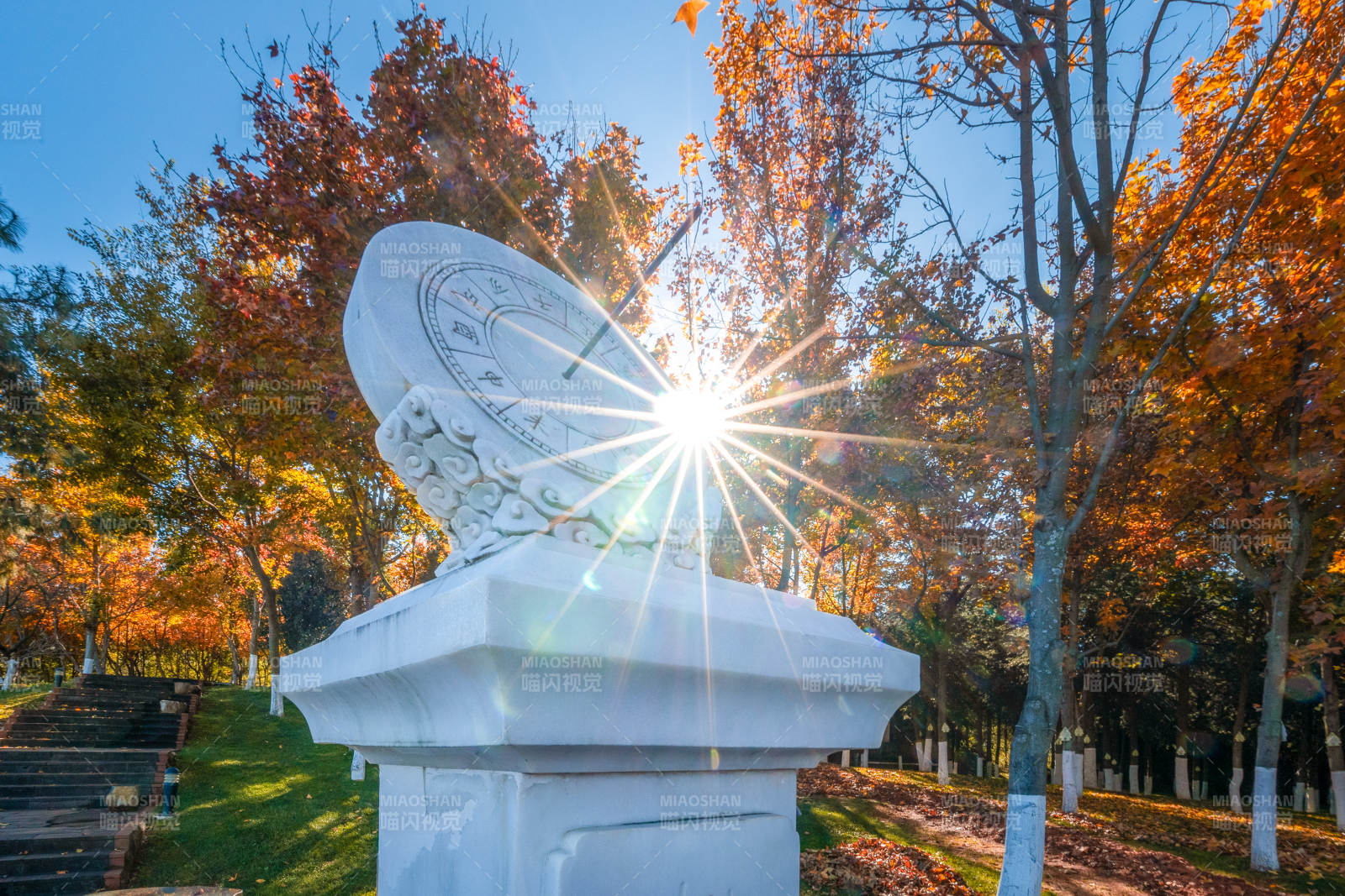 秋日阳光的日晷图片