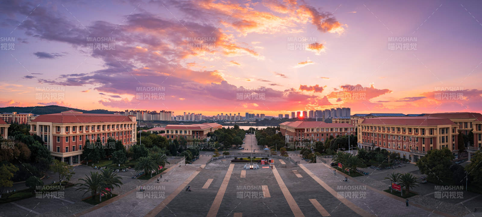 云南大学校园黄昏美景图片