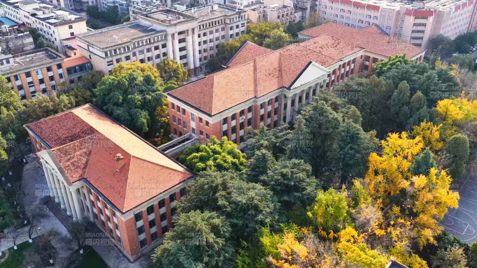 云南大学校园秋景航拍图片