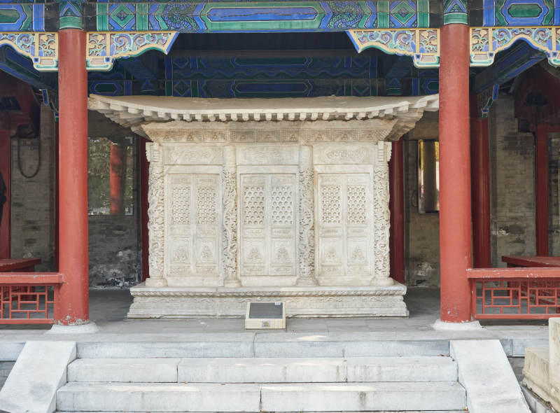 北京五塔寺内古建筑石雕门廊图片