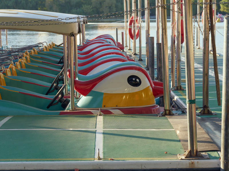 彩色游船停泊码头图片