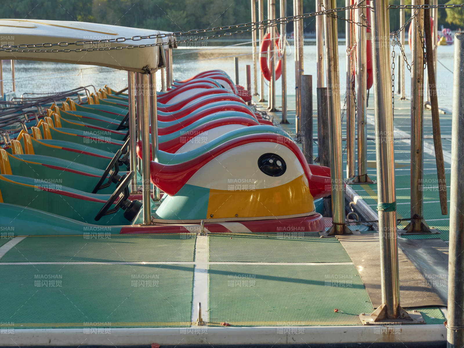 彩色游船停泊码头图片