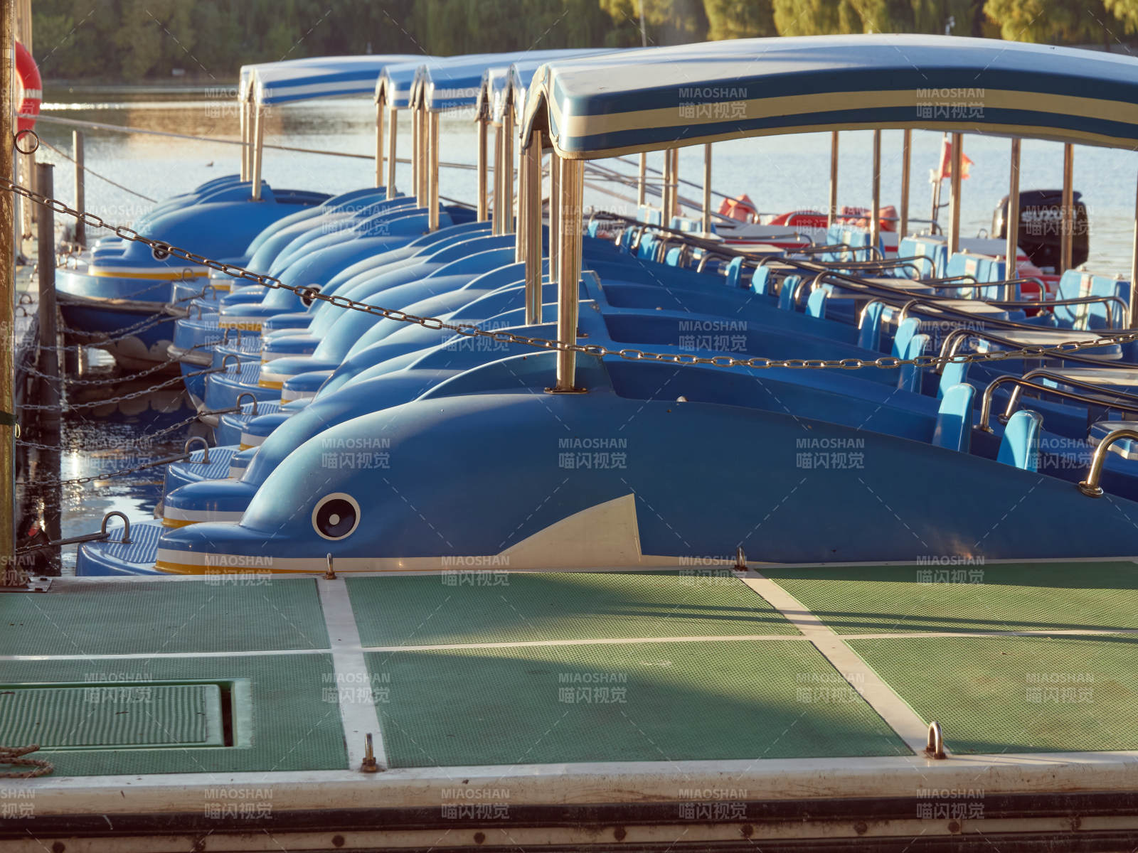 蓝色鲸鱼船停泊码头图片