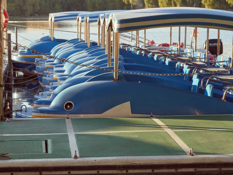 蓝色鲸鱼船停泊码头图片